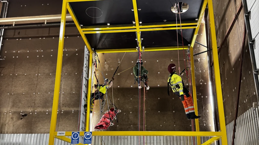 Koysiteknikot harjoittelemassa pelastamista.